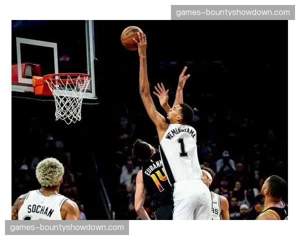 马刺主场121-94大胜太阳豪取七连胜 文班亚马率队稳居西部第二